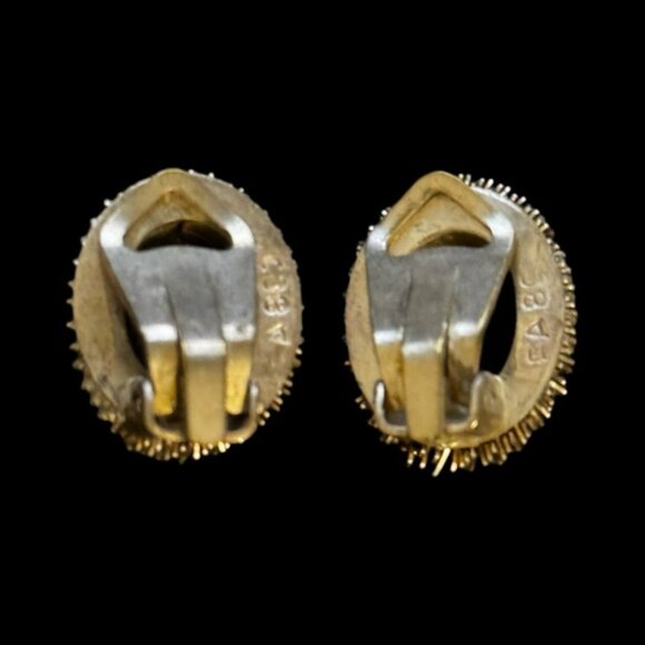 ✨Vintage Mother of Pearls Cameo Clip On Earrings - Picture 2 of 2